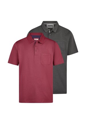 To kortærmede poloer, en i bordeaux og en i mørkegrå, hver med krave, tre-knaps åbning og brystlomme.