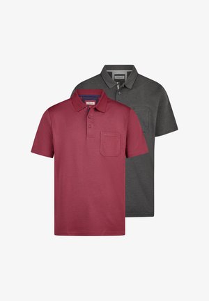 Dwie krótkie koszulki polo z krótkim rękawem, jedna bordo, druga ciemnoszara, każda z kołnierzykiem, plisą na trzy guziki i kieszenią na piersi.