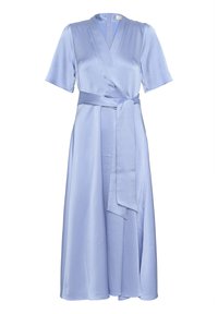 Hellblaues Wickelkleid aus strukturiertem Stoff, mit kurzen Ärmeln, einem Bindegurt in der Taille und einem schwingenden Rock, der unter das Knie fällt.