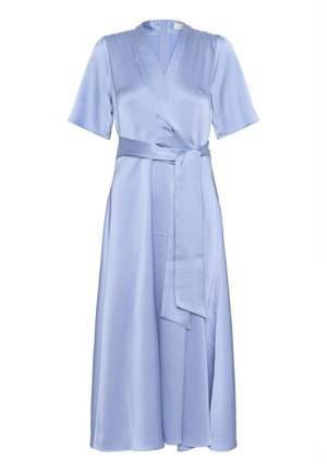 Lichtblauwe wikkeljurk van textuurstof, met korte mouwen, een ceintuur in de taille en een vloeiende rok die onder de knie valt.