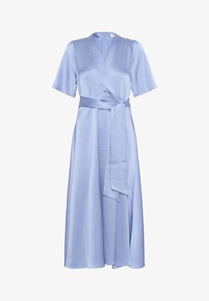 Vaaleansininen kietaisumekko, joka on valmistettu teksturoidusta kankaasta. Mekossa on lyhyet hihat, vyötäröllä solmittava vyö ja laskostettu hameosa, joka ulottuu polven alapuolelle.