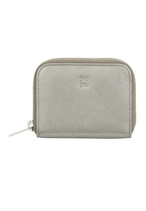 Cartera con cremallera en cuero plateado texturizado, de forma rectangular con esquinas redondeadas, que presenta un sutil logo grabado en la parte frontal.