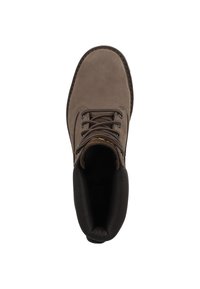 Bota de cuero marrón con punta redonda, tacón redondeado y forro negro. Presenta ojales reforzados y cordones duraderos.