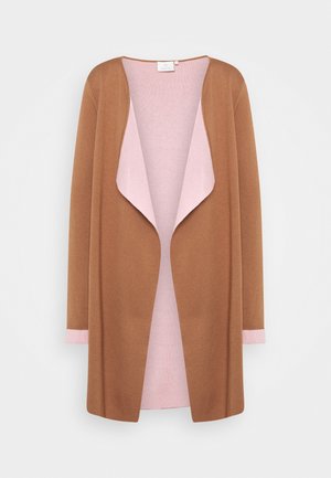Cardigan marrone con un morbido interno rosa pallido. Presenta un'apertura frontale, maniche lunghe e polsini rosa chiaro. Realizzato in un tessuto morbido e confortevole.