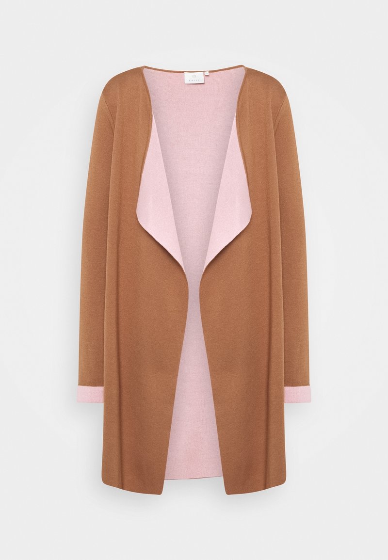 Cardigan marrone con un morbido interno rosa pallido. Presenta un'apertura frontale, maniche lunghe e polsini rosa chiaro. Realizzato in un tessuto morbido e confortevole.