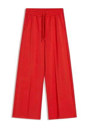 Rode wijde broek met elastische tailleband, trekkoord en zijzakken, plat gelegd op een witte achtergrond.