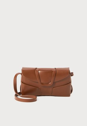 Sac à main en cuir marron au design élégant, avec un rabat structuré, un fermoir marqué et une bandoulière réglable pour plus de polyvalence.