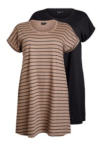 Deux t-shirts : l'un beige avec des rayures noires, l'autre entièrement noir. Tous deux ont un col rond et des manches courtes, fabriqués en tissu léger.