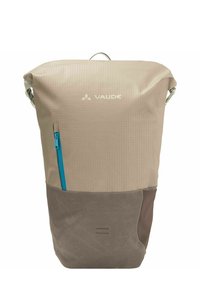 Beige Rolltop-Rucksack aus strapazierfähigem Material. Enthält eine blaue Reißverschlusstasche, einen grauen unteren Abschnitt und einen oberen Griff.