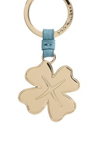 Portachiavi in metallo dorato a forma di foglia, con una tracolla in pelle blu e dettaglio a nodo. Superficie liscia e riflettente con righe impresse.