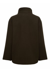 Chaqueta de felpa de color marrón oscuro y oversized, con un alto cuello, mangas anchas y una textura suave. Presenta un dobladillo recto en la parte trasera.