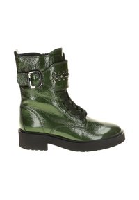 Groene lakleren enkellaars met een vetersluiting aan de voorkant, zwarte rubberen zool en een decoratieve gesp met studs op de enkelband.