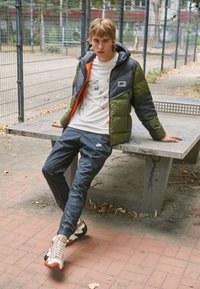 Nike Sportswear M NSW - Casaco de inverno - black/rough green/smoke grey/black