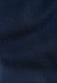 Marineblauer Stoff mit einer glatten, gleichmäßigen Textur. Das Material zeigt einen subtilen Glanz und hat ein konstantes, enges Gewebe.