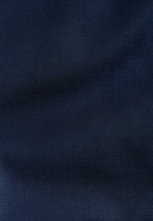 Marinblått tyg med en jämn och slät struktur. Materialet har en subtil lyster och en konsekvent, tät väv genom hela ytan.