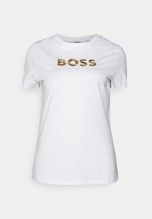 Witte korte mouwen crew neck t-shirt met metallic gouden "BOSS" tekst gecentreerd op de borst, weergegeven tegen een effen achtergrond.