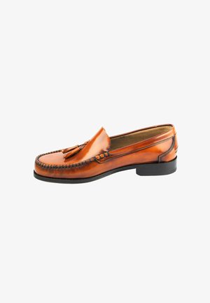 Mocasín para hombre de cuero marrón con borlas, suela negra, costuras detalladas y acabado suave, mostrado desde una vista lateral.