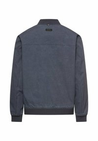 Dunkelblaue Freizeitjacke mit geripptem Kragen, Bündchen und Saum, Rückansicht mit kleinem rechteckigem Markenetikett nahe am Kragen.