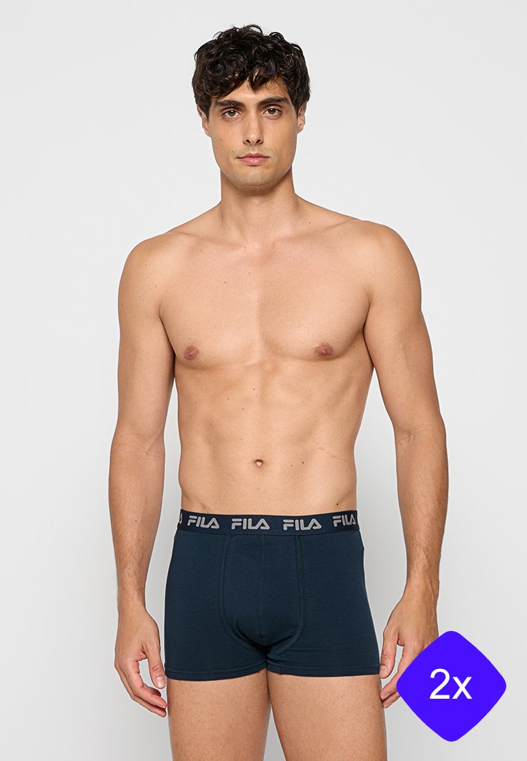 Granatowe bokserki męskie z teksturowanym pasem z uniesionym białym logo "FILA", gładki materiał i obcisły krój.