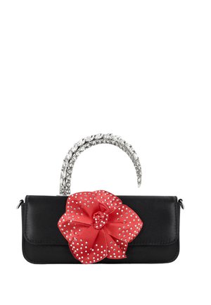 Fekete téglalap alakú kézitáska nagy piros textilvirággal, ezüst szegecsekkel díszítve, és egy csavart, strasszkövekkel ékesített fogantyúval.
