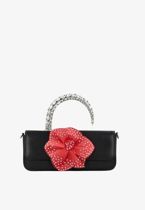 Fekete téglalap alakú kézitáska nagy piros textilvirággal, ezüst szegecsekkel díszítve, és egy csavart, strasszkövekkel ékesített fogantyúval.