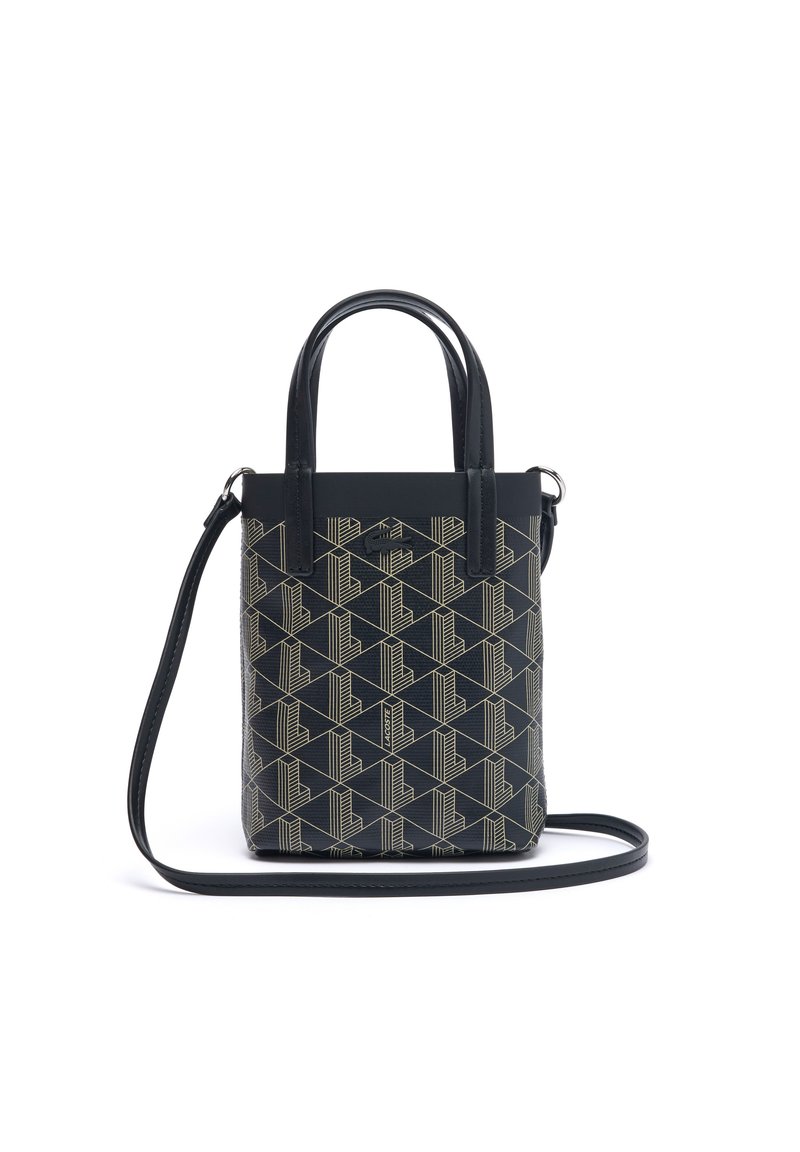 Petit sac à main noir avec un motif géométrique doré, deux poignées supérieures, et une bandoulière amovible. Texture lisse avec une forme structurée.