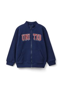 Giacca zip-up blu navy realizzata in materiale morbido, con colletto alto, due tasche anteriori e stampa "UNITED" in rosso e bianco.