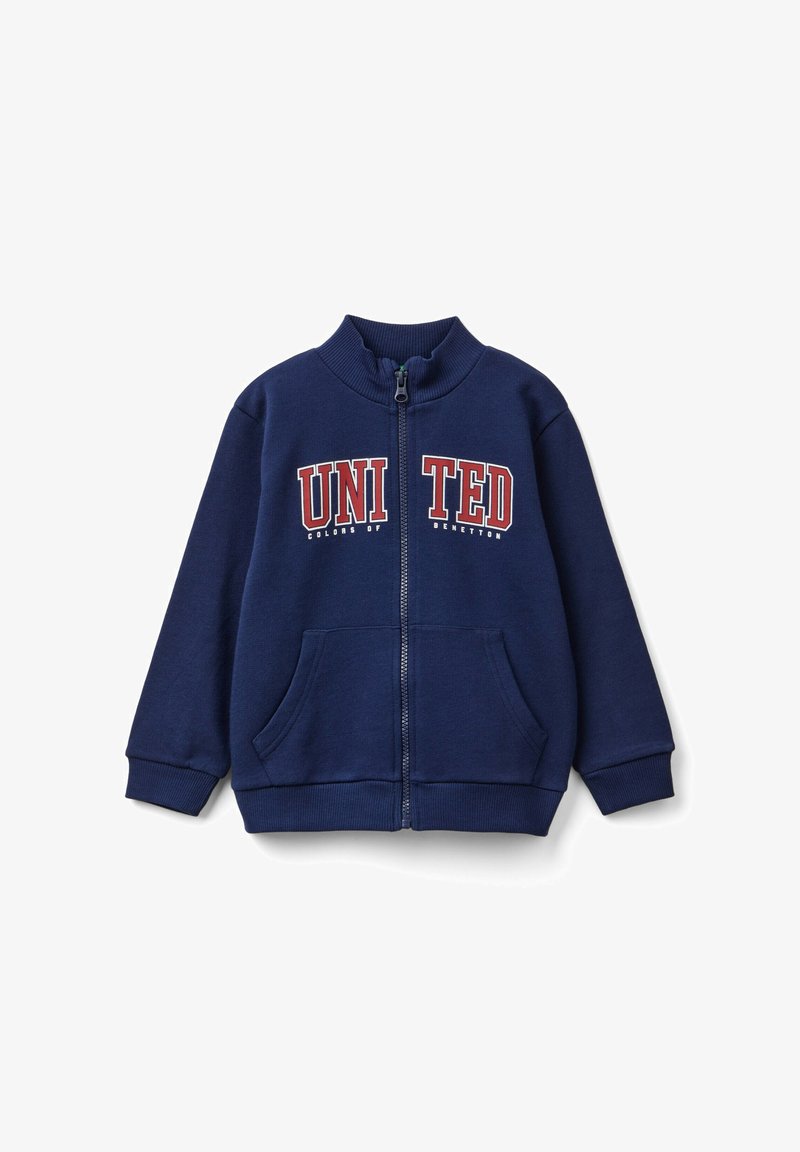 Giacca zip-up blu navy realizzata in materiale morbido, con colletto alto, due tasche anteriori e stampa "UNITED" in rosso e bianco.