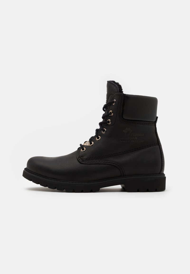 Botas de tobillo de cuero negro con punta redonda, suela resistente, ojetes dorados y puño suave. Presentan una marca en el lateral. Acabado texturizado.