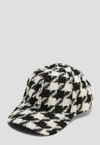 Czarna i biała czapka w wzór houndstooth z teksturowanej tkaniny, o strukturalnym kształcie i zaokrąglonym daszku. Charakteryzuje się klasycznym designem czapki baseballowej.