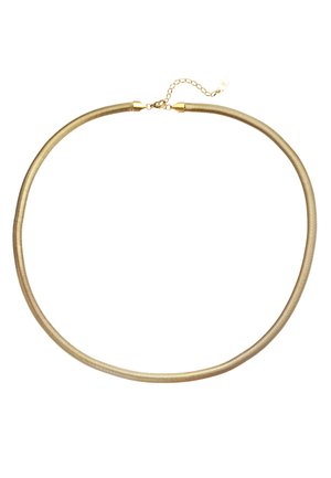 Silberne Metallkette mit einem glatten, geschwungenen Design, die auf der Haut liegt und mit einem weißen, gerippten Tanktop kombiniert ist.