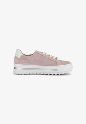 Roze suède lage sneaker met witte veters, dikke witte en zilveren zool en witte hielaccent, naar rechts gericht op een witte achtergrond.