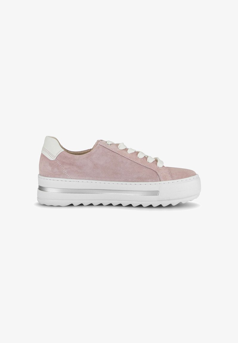 Sneaker rosa in camoscio con profilo basso, lacci bianchi, suola spessa bianca e argento, e dettaglio bianco sul tallone, orientata verso destra su sfondo bianco.