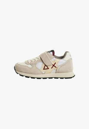 Sneaker beige e bianco con sovrapposizioni in suede, fascia in velcro, triangolo maroon e design a X sul lato, e suola in gomma nera.