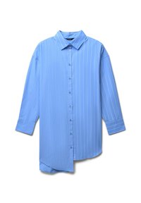Chemise bleu clair à manches longues, à rayures verticales blanches, avec un col et un ourlet asymétrique sur fond blanc.