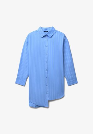 Hellblaues Hemd mit weißen vertikalen Streifen, langen Ärmeln, Kragen und asymmetrischem Saum auf einem weißen Hintergrund.