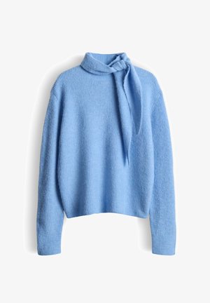 Hellblauer, strukturierter Strickpullover mit Stehkragen und einem geknoteten Bindendetail am Kragen. Verfügt über lange Ärmel und eine lockere Passform.