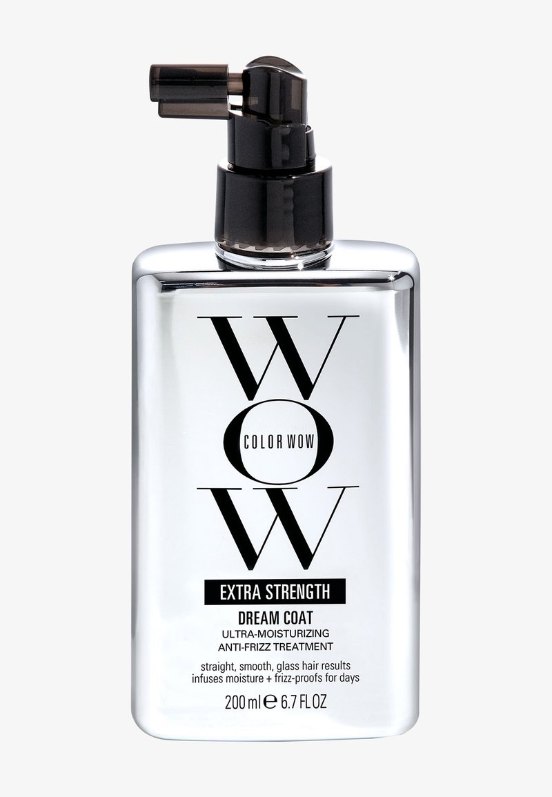 Bottiglia del trattamento per capelli Color Wow Extra Strength Dream Coat con beccuccio spray nero e corpo rettangolare argentato riflettente.