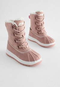 Rosa wasserdichte Stiefel mit Kunstpelzfutter, Schnürdesign, Gummisohle und strukturierter Vorderseite. Verfügt über einen leichten Absatz und weiße Akzente.
