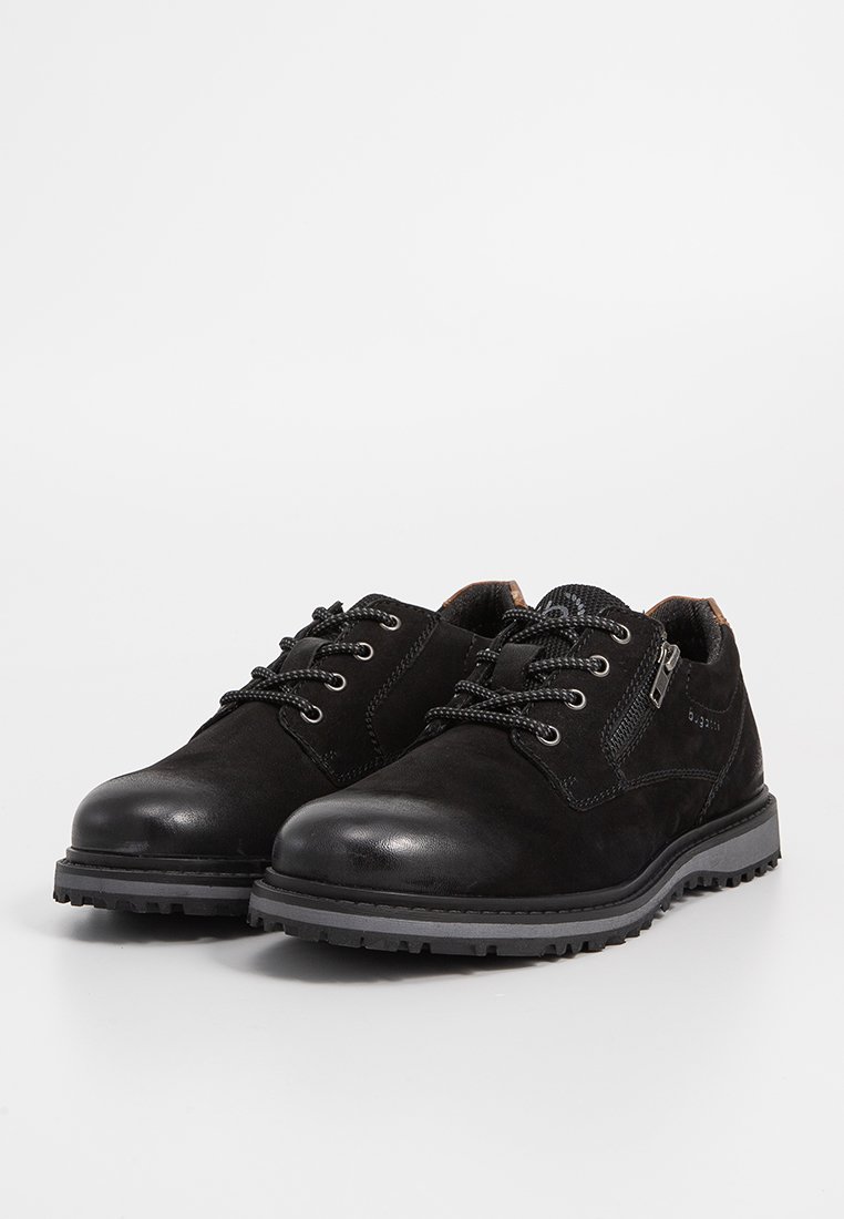 Scarpe nere in suede e pelle con chiusura a lacci, collo imbottito, cerniera laterale e suola in gomma caratterizzata da una texture robusta.