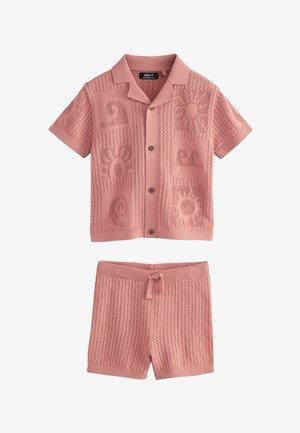 Rosa gestricktes kurzärmeliges Hemd mit Knöpfen und Sonnen- sowie Wellenmustern, kombiniert mit passenden rosa gestrickten Shorts mit Kordelzugbund.