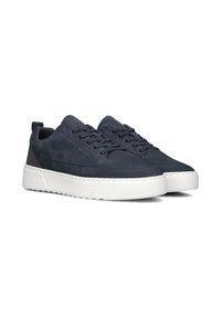 Marineblauwe suède sneakers met een witte rubberen zool. Kenmerken zijn onder andere een ronde neus, een textuur oppervlak en een contrasterende hielvoering.