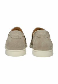 Zapatillas de ante gris claro sin cordones con punta redonda y suela de goma blanca en contraste. La parte posterior presenta un logo bordado.