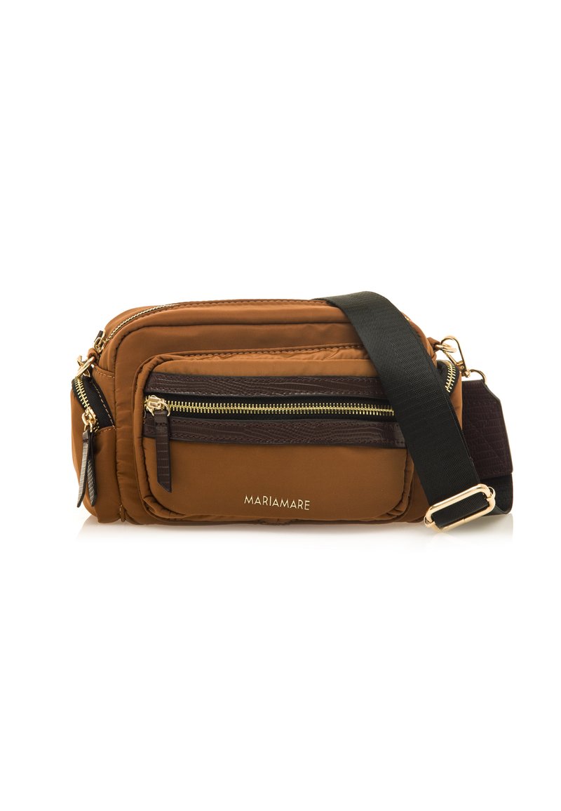 Borsa a spalla in nylon marrone con cerniere dorate, tre scomparti con cerniera e una tracolla nera regolabile. Presenta dettagli in rilievo.