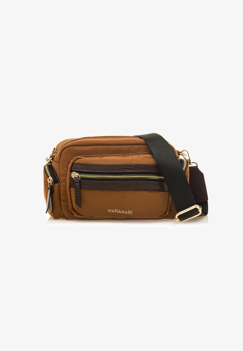 Borsa a spalla in nylon marrone con cerniere dorate, tre scomparti con cerniera e una tracolla nera regolabile. Presenta dettagli in rilievo.