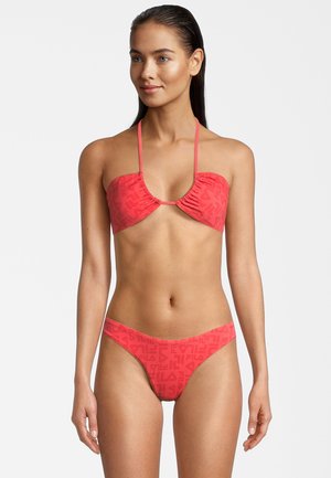 Bikini rojo con un patrón texturizado que presenta el logo. La parte superior tiene un diseño fruncido con tirantes finos, y la parte inferior tiene un corte mínimo.
