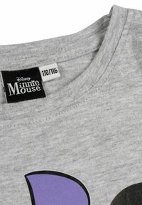 T-shirt in cotone grigio con collo a giro, presenta una grafica di Minnie Mouse in viola e nero. L'etichetta indica la taglia 110/116.