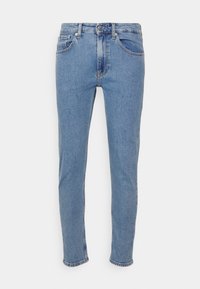 Vaqueros de denim azul claro con un ajuste slim, cinco bolsillos, trabillas para cinturón y una bragueta con botones. La tela tiene una textura suave con detalles desgastados.