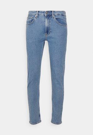 Lichtblauwe denim jeans met een slim fit, vijf zakken, riemlussen en een knoopsluiting. De stof heeft een gladde textuur met vervaagde details.