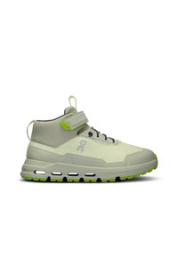 Baskets de sport gris clair avec un haut montant, accents verts, surface texturée, sangle ajustable et une semelle épaisse noire et verte.